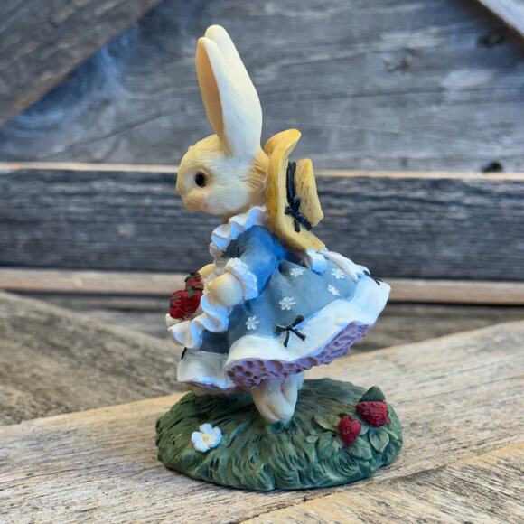 Vintage 1995 Bunny Toes Annie With Strawberries Figurine by Pacific Rim , #66298 - Picture 3 of 10